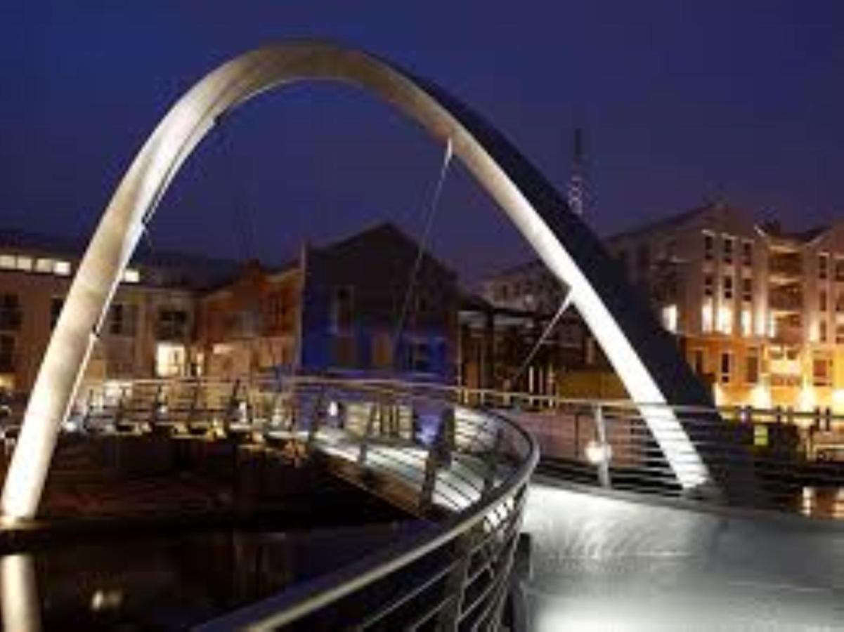 Ecohome On The Canal In A Historic Site Near City Coventry Bagian luar foto