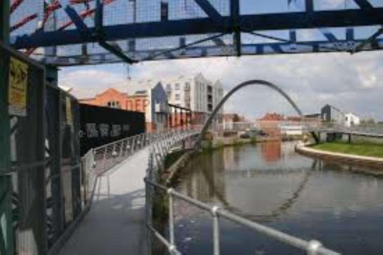 Ecohome On The Canal In A Historic Site Near City Coventry Bagian luar foto